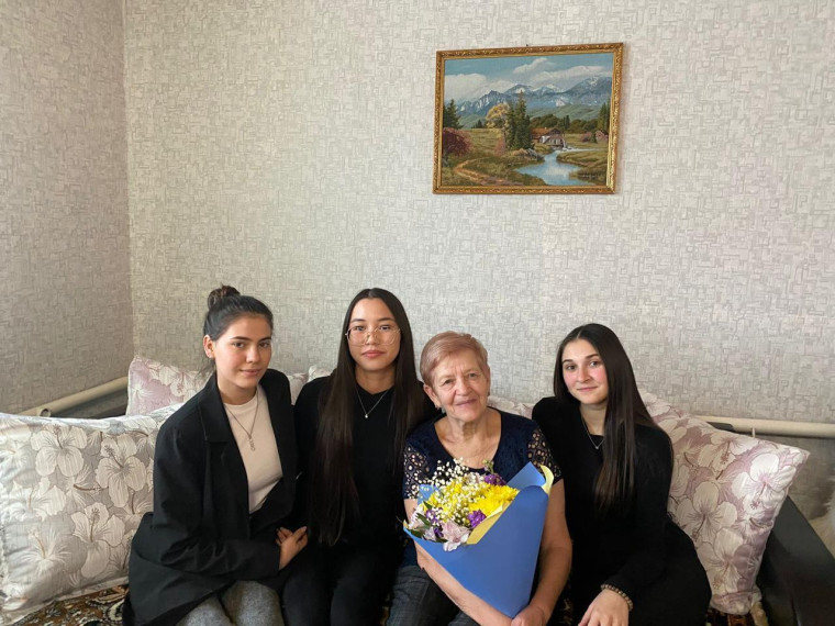 Коллектив Ровенской средней школы поздравляет с Днем рождения ветерана педагогического труда Коханенко Викторию Анатольевну..